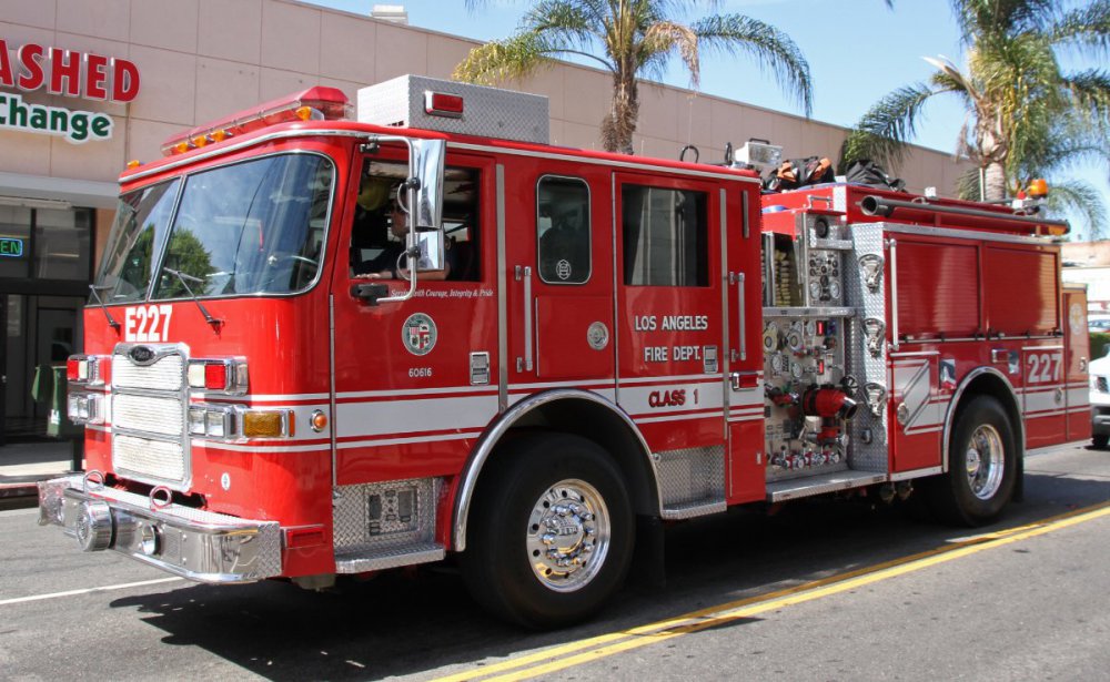 Los_Angeles_Fire_Engine_(15385993068).thumb.jpg.a9fc0423a56418623ebea4ef8bfa64cb.jpg